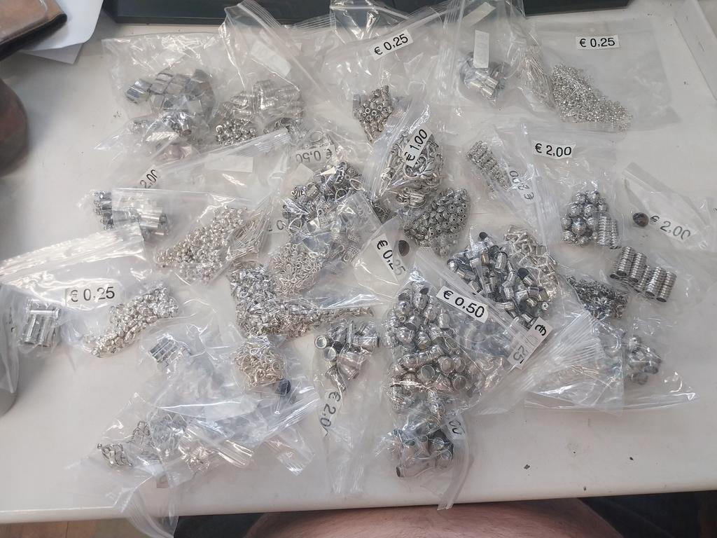 Zeer grote partij verzilverde sieraden onderdelen, Hobby en Vrije tijd, Kralen en Sieraden maken, Ophalen of Verzenden, Zo goed als nieuw