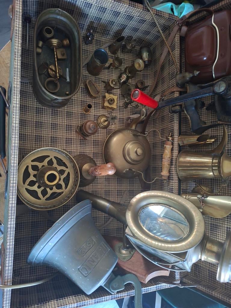 Koffer met koperen en bronzen miniaturen en andere spullen, Antiek en Kunst, Ophalen