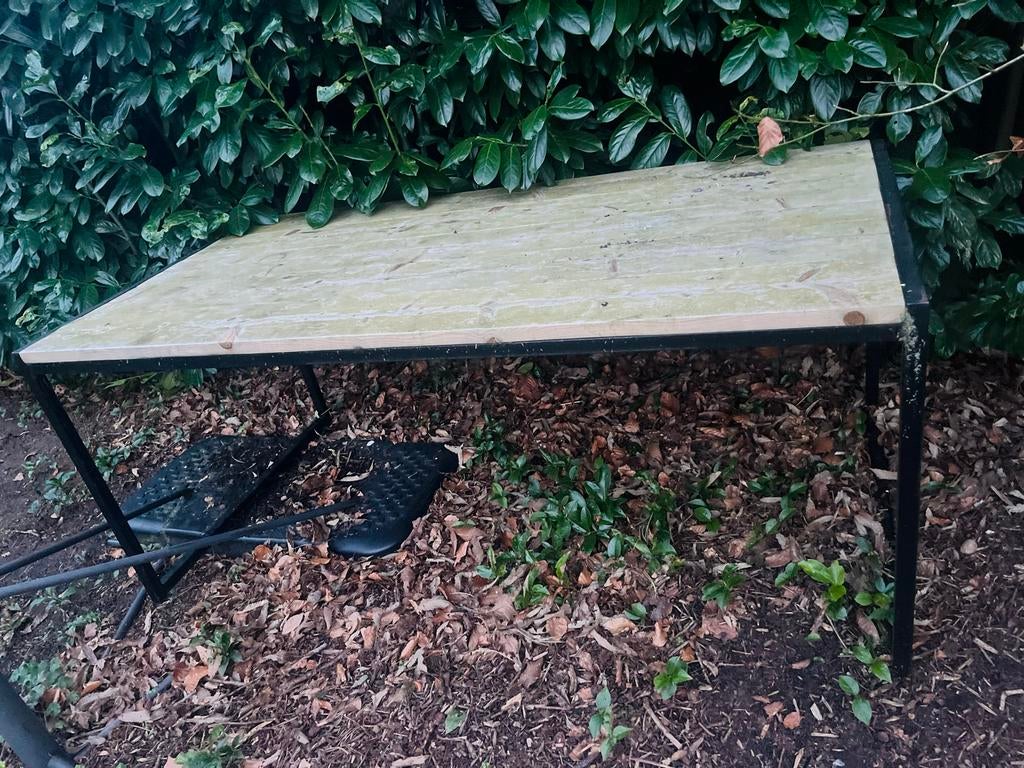 Stevige houten tuintafel met metalen onderstel, Tuin en Terras, Ophalen, Gebruikt, Rechthoekig, Hout