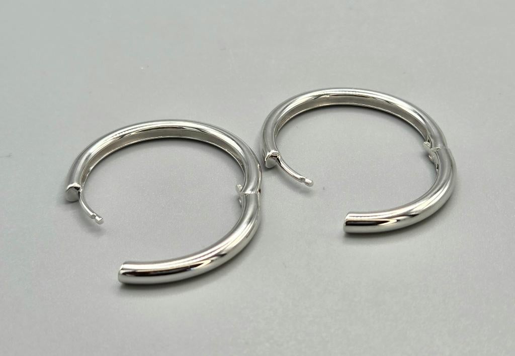 Zilveren ronde buis gladde klap creolen. 2026/211., Hangers, ., Nieuw, Ophalen of Verzenden