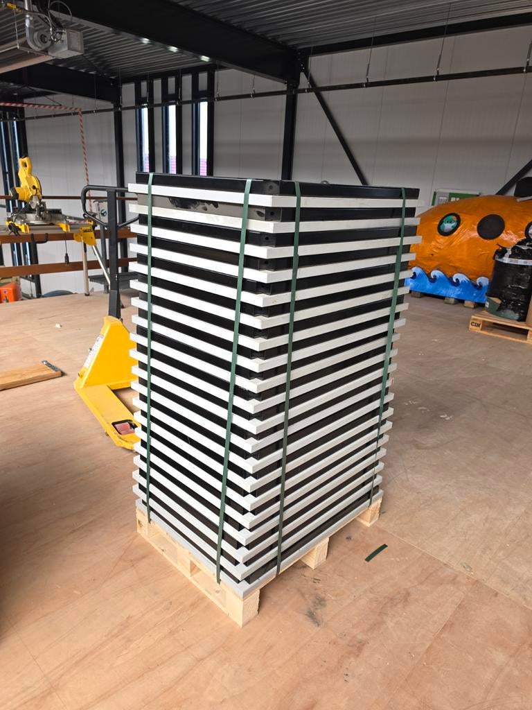 Partij van 20 tafels, Overige materialen, Gebruikt, 50 tot 100 cm, Tot twee personen