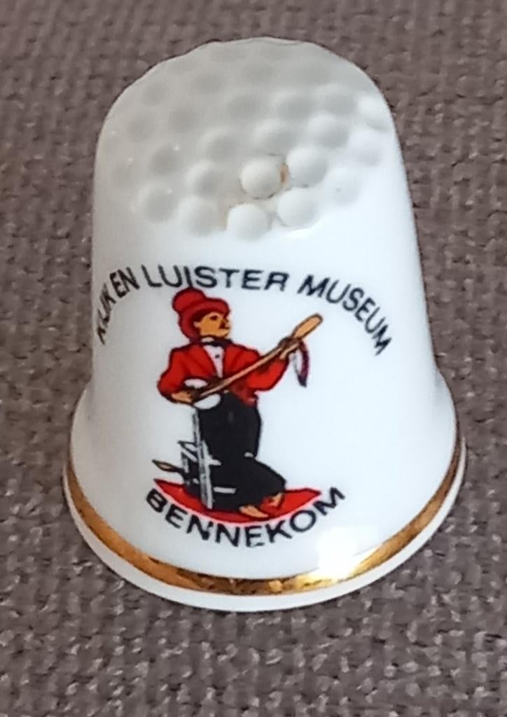 Vingerhoedje Bennekom kijk en luistermuseum, Ophalen of Verzenden, Zo goed als nieuw, Porselein, Nederland