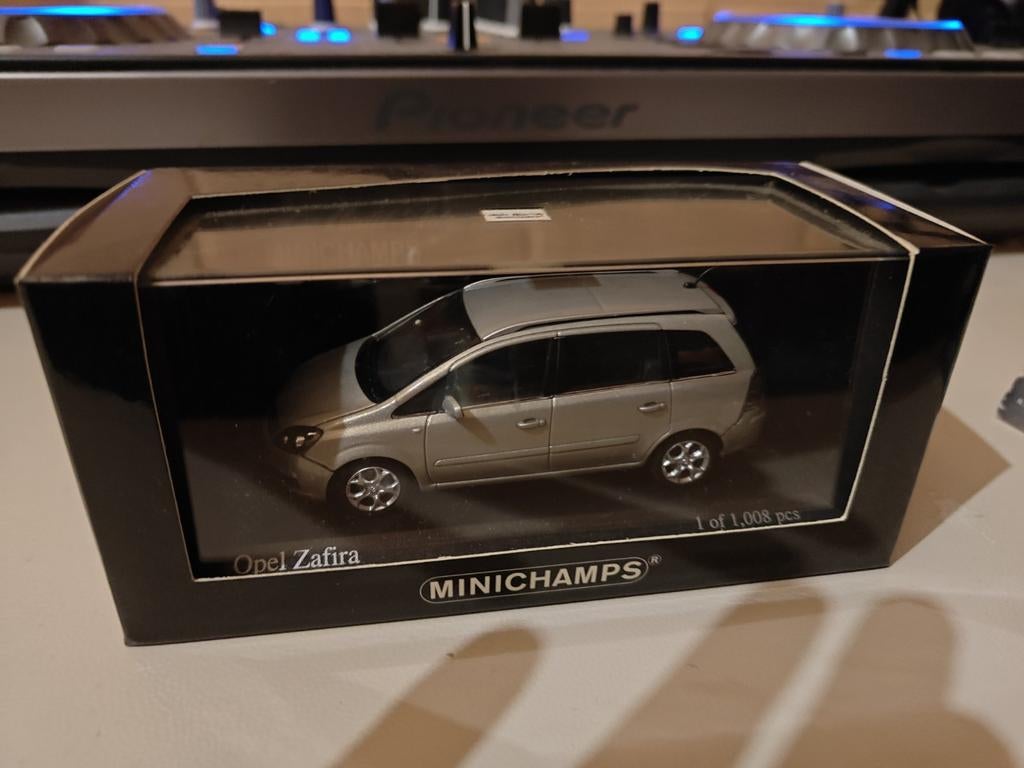 Minichamps Opel Zafira B zilver 1/43, Hobby en Vrije tijd, Modelauto's | 1:43, Ophalen of Verzenden, Nieuw, Auto, MiniChamps