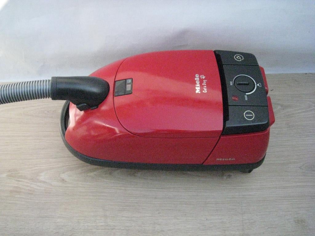 Krachtige 1500 watt Miele Cat & Dog stofzuiger rood, Gebruikt, Stofzuiger, 1200 tot 1600 watt, Ophalen