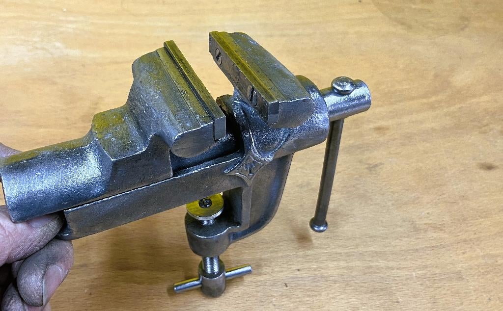 Prachtige antieke mini tafel-bankschroef, Antiek en Kunst, Antiek | Gereedschap en Instrumenten, Ophalen of Verzenden