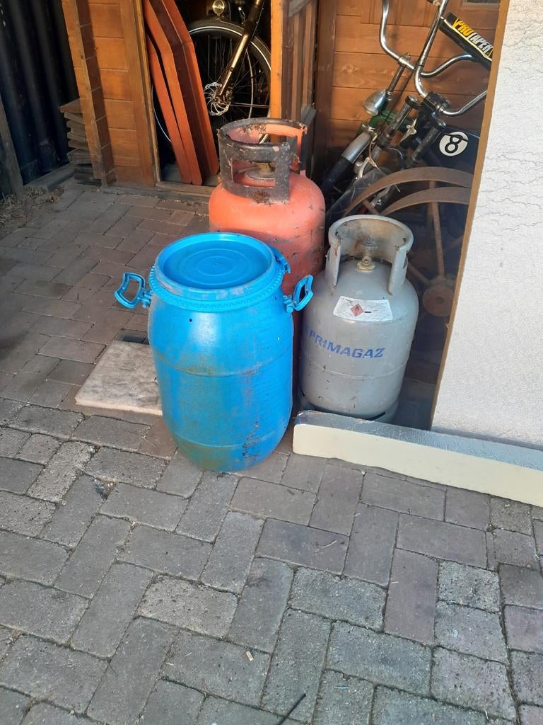 Gasfles halfvol en blauwe ton leeg, Ophalen of Verzenden, Gebruikt, Primagaz