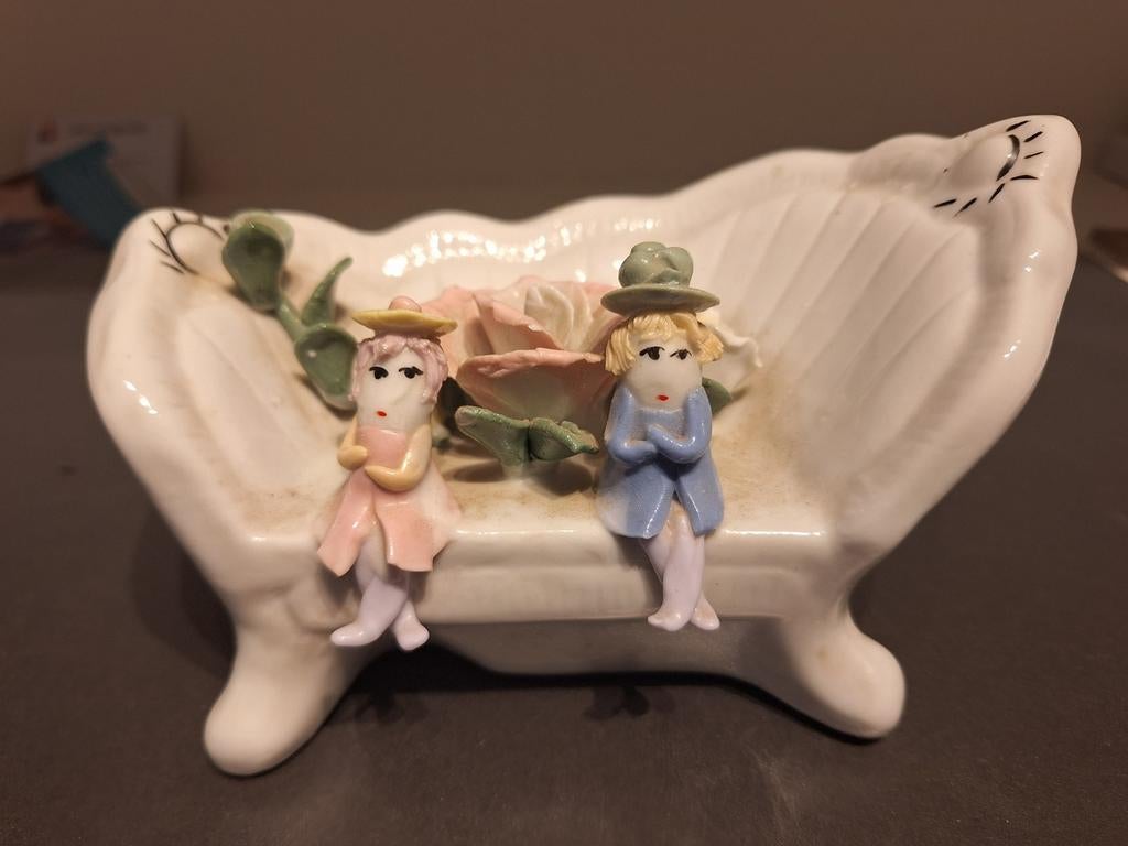 Keramieken beeldje van twee figuren op een bankje, Ophalen of Verzenden