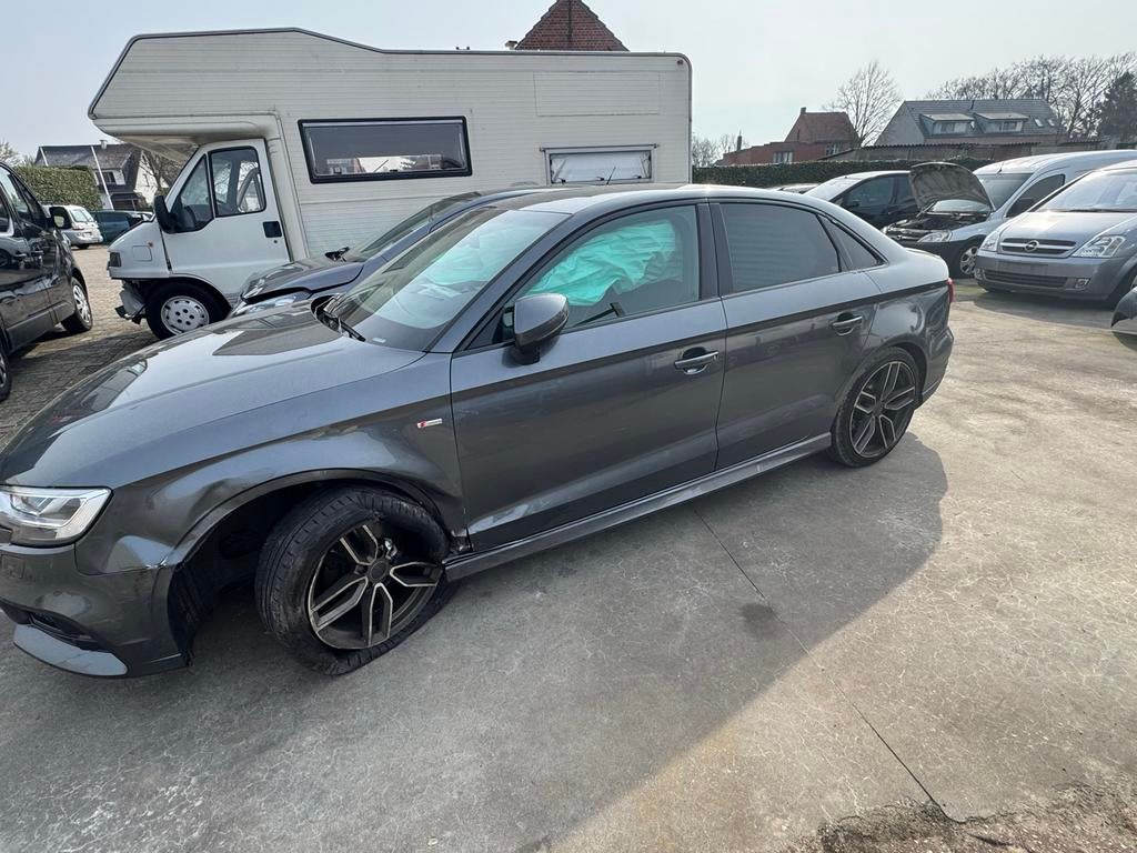 Audi A3 S line 2019 WRAKAUTO - Motorisch/Interieur Goed, Audi, Zilver of Grijs, Benzine, Ophalen