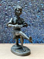 Vintage Tinnen Beeldje Zittende Vrouw, Verzamelen, Beelden en Beeldjes, Ophalen of Verzenden, Gebruikt, Mens