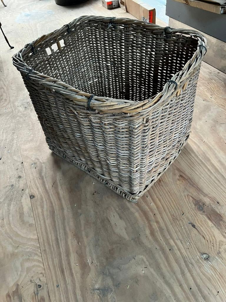 Grote rieten mand voor decoratie of haardhout, Ophalen, Gebruikt, Mand, Vierkant