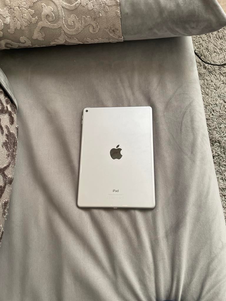 iPad 9e generatie - enkele lichte krasjes, Computers en Software, Apple iPads, 10 inch, Gebruikt, Apple iPad, Ophalen of Verzenden