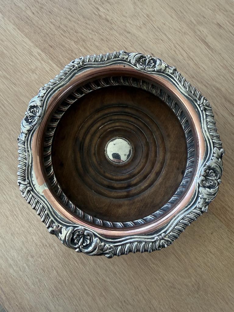 Verzilverde wijn-onderzetter (Old Sheffield Plate), Ophalen of Verzenden, Zilver