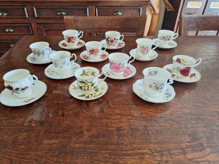 12 Engelse Porseleinen Kop en Schotels/Bloemdecor Goudranden, Antiek en Kunst, Antiek | Servies los, Ophalen of Verzenden