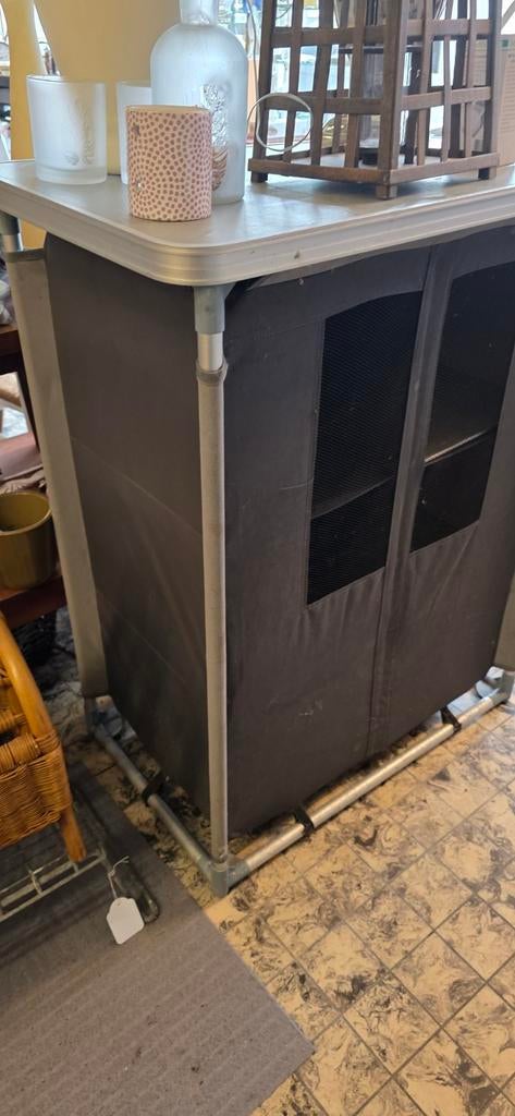 Handige campingkast met legplanken - Compact en stevig, Caravans en Kamperen, Ophalen, Gebruikt, Campingkast