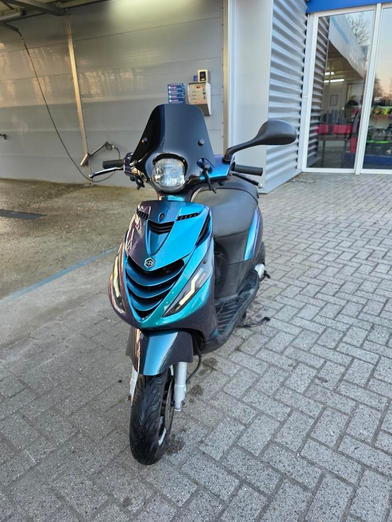 Piaggio Zip 4Takt 2011 Geel kenteken - Nette staat, Fietsen en Brommers, Ophalen, Gebruikt