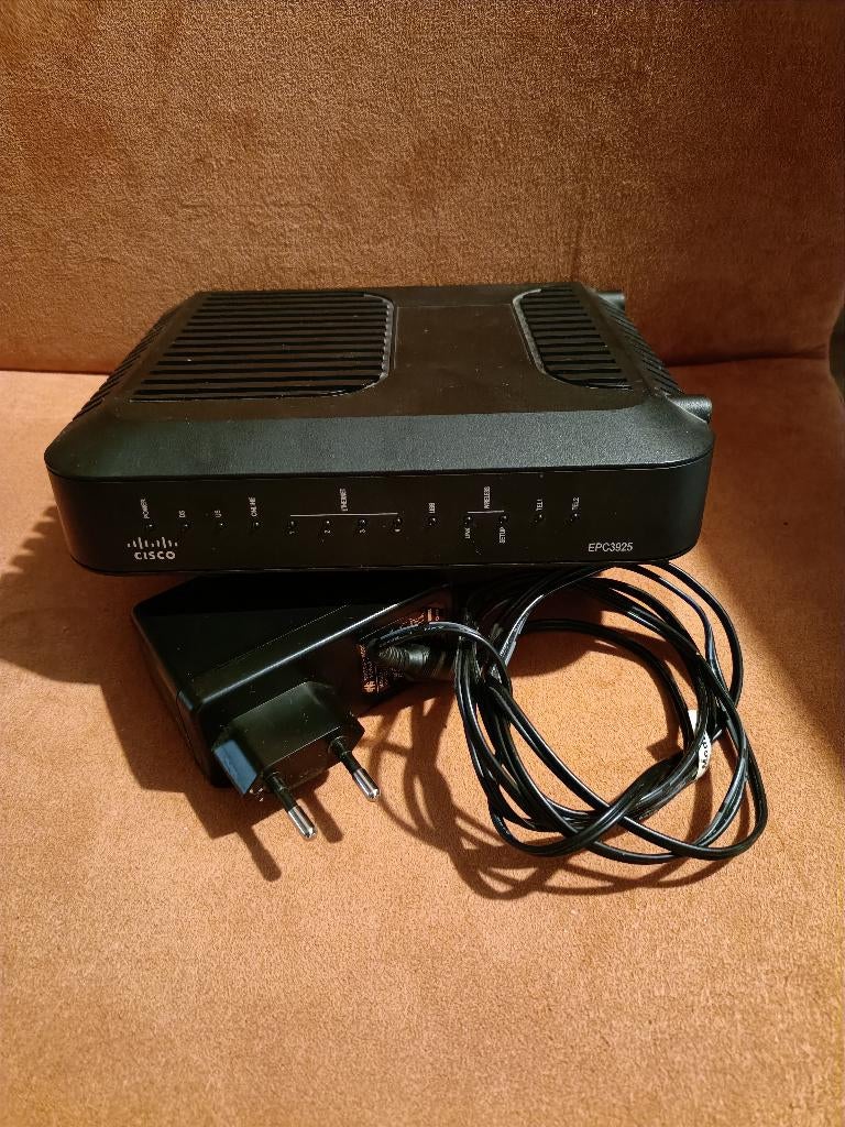 Cisco modem / router type 3925 (Ziggo), Ophalen of Verzenden, Gebruikt, Router met modem, Cisco
