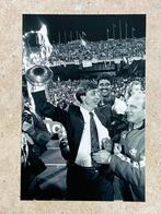 Org zw/w foto 20x30 cm Johan Cruijff met EC 2 cup 13-05-'87, Verzenden, Nieuw, Ajax, Poster, Plaatje of Sticker
