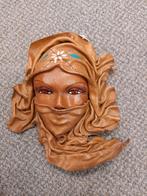 Decoratief masker van een vrouw met hoofddoek, Ophalen