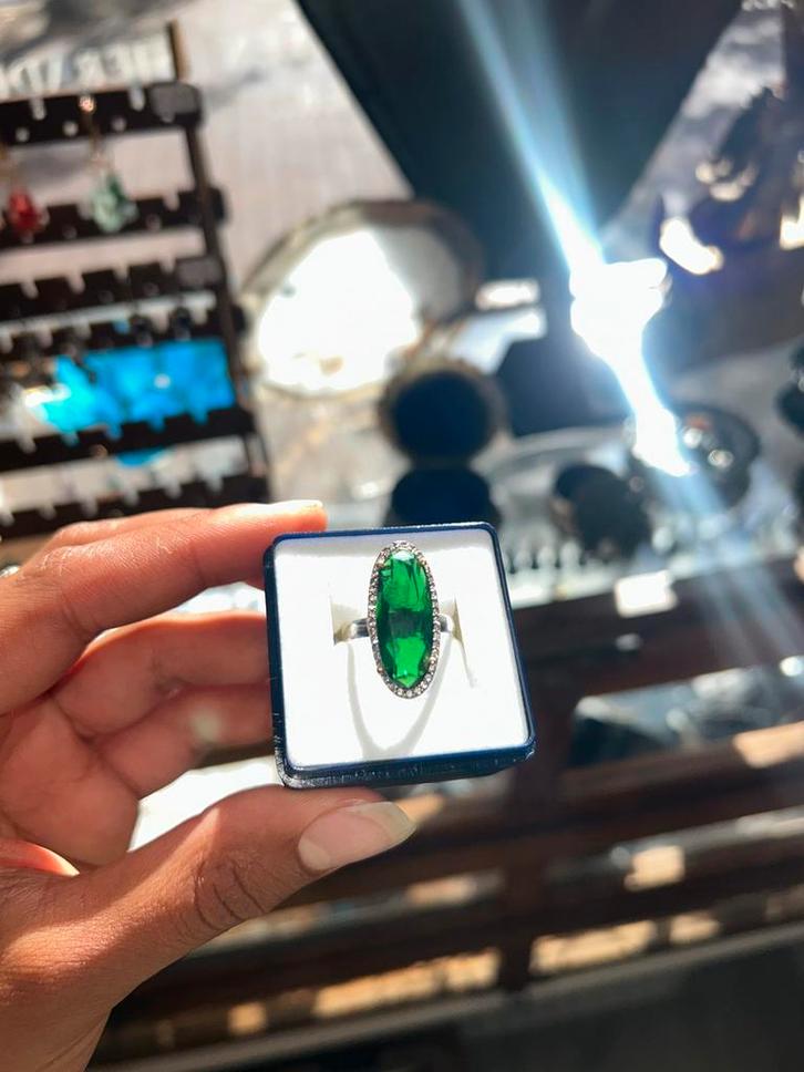 Vergulde ring met smaragd, Sieraden, Tassen en Uiterlijk, Ringen, Zo goed als nieuw, Dame, 18 tot 19, Groen, Overige materialen
