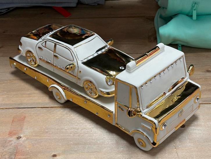 Mercedes oprijwagen wit met bladgoud swarovski Capodimonte, Antiek en Kunst, Kunst | Beelden en Houtsnijwerken, Ophalen of Verzenden