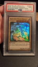 PSA 9 (MINT) Blue-Eyes White Dragon (Ghost Rare), Hobby en Vrije tijd, Verzamelkaartspellen | Yu-gi-Oh!, Ophalen of Verzenden