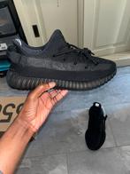 Zwarte Adidas Yeezy Boost 350 V2 maat 42 2/3, Kleding | Heren, Ophalen of Verzenden, Zo goed als nieuw, Zwart, Sneakers of Gympen