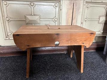Houtkleurige kruk Carlotte antiek en brocante beschikbaar voor biedingen