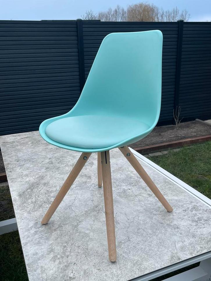 Nette kunststof kuipstoel met houten poten, Huis en Inrichting, Stoelen, Zo goed als nieuw, Eén, Kunststof, Overige kleuren, Ophalen