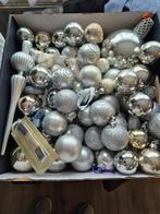 Doos vol met zilverkleurige kerstballen en piek, Ophalen
