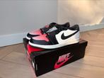 Jordan 1 Low OG x PSG 'Pink Oxford', Kleding | Heren, Schoenen, Verzenden, Zwart, Nieuw, Sneakers of Gympen