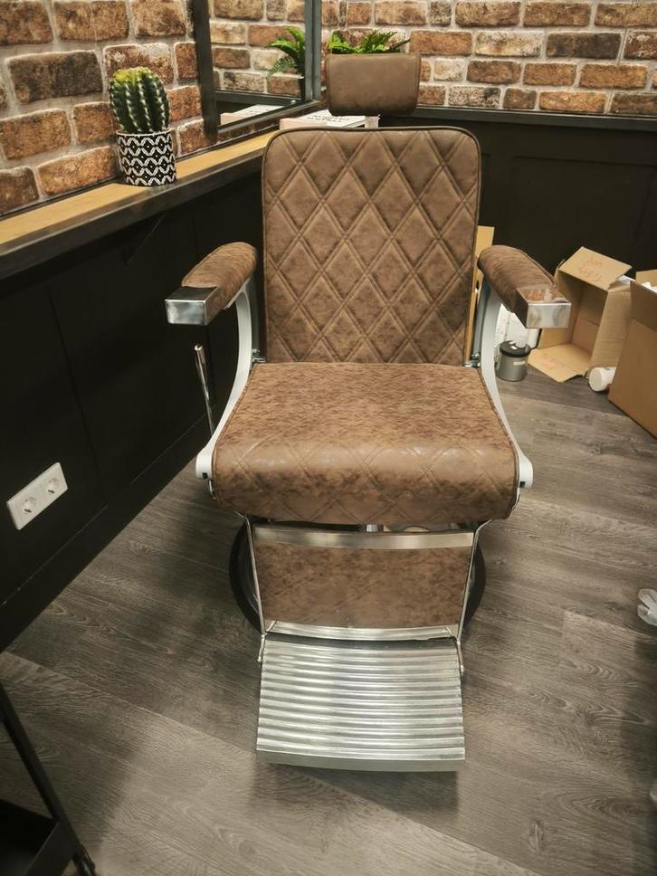 2 bruine kappersstoelen heren, Antiek en Kunst, Antiek | Meubels | Stoelen en Banken, Ophalen