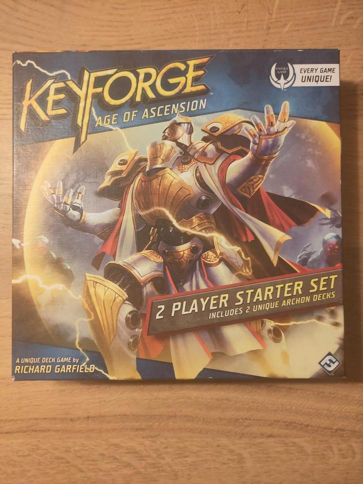 Keyforge Age of Ascension Starter Set + 2 Decks, Hobby en Vrije tijd, Gezelschapsspellen | Bordspellen, Zo goed als nieuw, Een of twee spelers