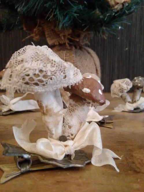 Papier-mâche paddenstoelen knijpertjes 4stuks, Antiek en Kunst, Curiosa en Brocante, Verzenden