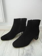 Lola Cruz - Zwart suede laarjes - 40, Kleding | Dames, Schoenen, Lage of Enkellaarzen, Ophalen of Verzenden, Zo goed als nieuw