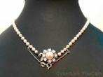14151 Mooi Oplopend Parel Collier 18k Sluiting Met Briljant, Wit, Ophalen of Verzenden, Zo goed als nieuw, Met edelsteen