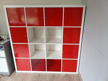 Deze Hoogglans rode deurtjes voor de Kallax / Expedit kasten beschikbaar voor biedingen