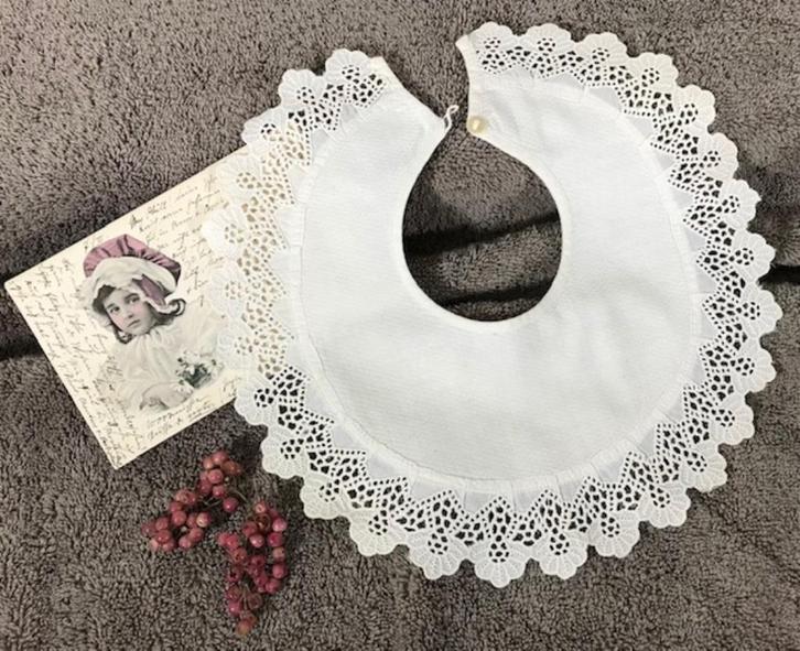 Antiek Frans doopslabbetje met brede kanten rand, Antiek en Kunst, Antiek | Kleding en Accessoires, Kinderen, Ophalen of Verzenden