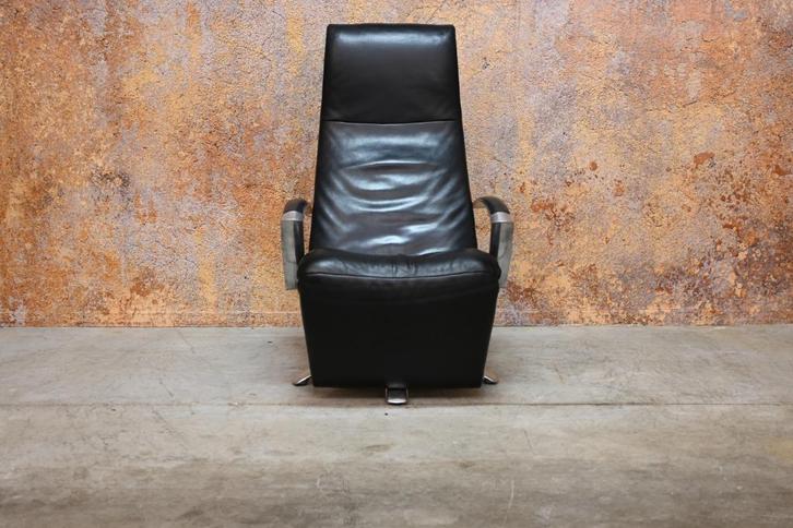 IZGStaat zwarte leren Jori Brainbuilder design relaxfauteuil, Huis en Inrichting, Fauteuils, Zo goed als nieuw, Leer, Metaal, 50 tot 75 cm