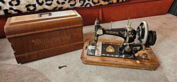 Antieke Wilhelmina Naaimachine met Parelmoer beschikbaar voor biedingen