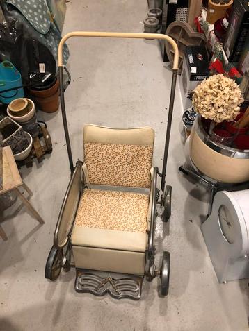 Ouderwetse kinderwagen vedette beschikbaar voor biedingen