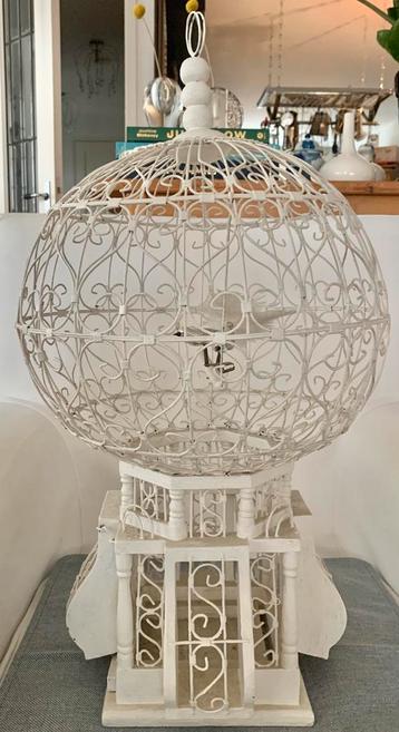 Prachtige Vintage vogelkooi wit draad en hout beschikbaar voor biedingen