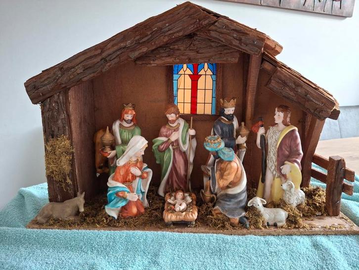 Kerststal met raam voor licht inval!  De OS zit los., Antiek en Kunst, Antiek | Religie, Ophalen of Verzenden