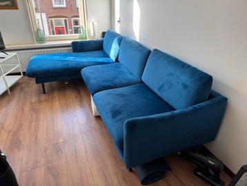 Blauwe L-bank, z.g.a.n. beschikbaar voor biedingen