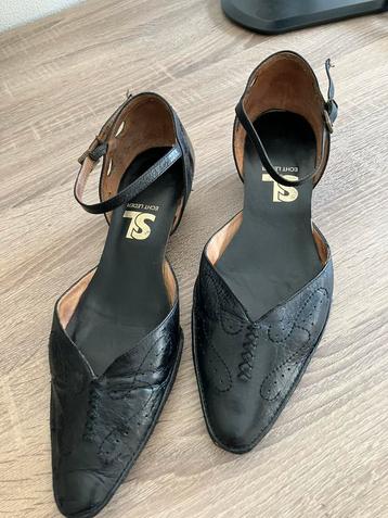 Zwarte pump met laag hakje beschikbaar voor biedingen