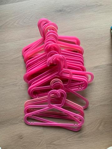 28 kinderkleding hangers beschikbaar voor biedingen