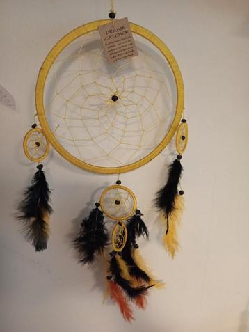 Gele Dromenvanger met Zwarte Veren beschikbaar voor biedingen