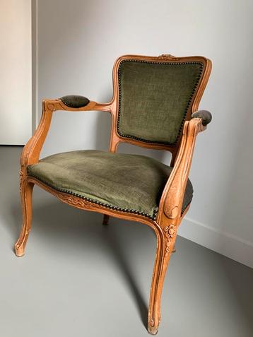Antieke stoel (brocante stijl) beschikbaar voor biedingen