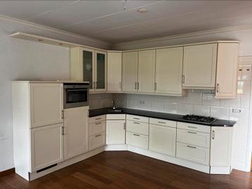 Complete hoek keuken beschikbaar voor biedingen