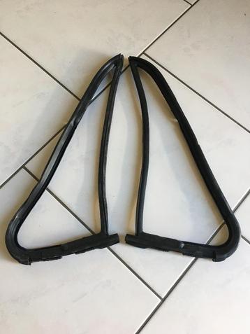 Te koop driehoekraamrubber set Dodge w200 d200 ramcharger beschikbaar voor biedingen