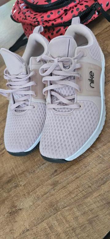 Nike Sneakers Roze - Zo Goed Als Nieuw - Valt Klein beschikbaar voor biedingen